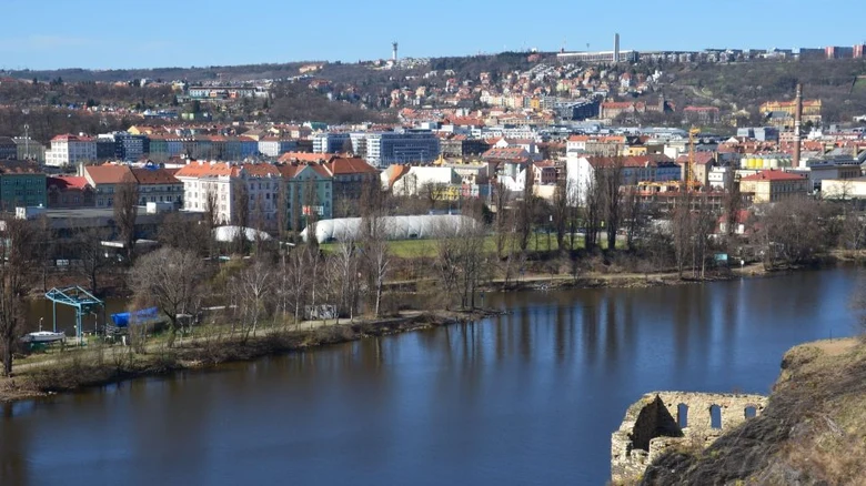 Řeka VltAVA v Praze s městem na pozadí.