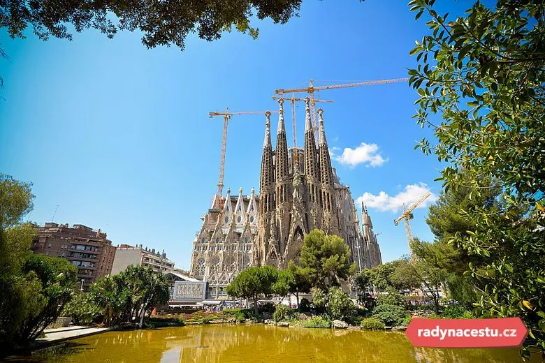 Katedrála Sagrada Família v Barceloně za slunečného dne.